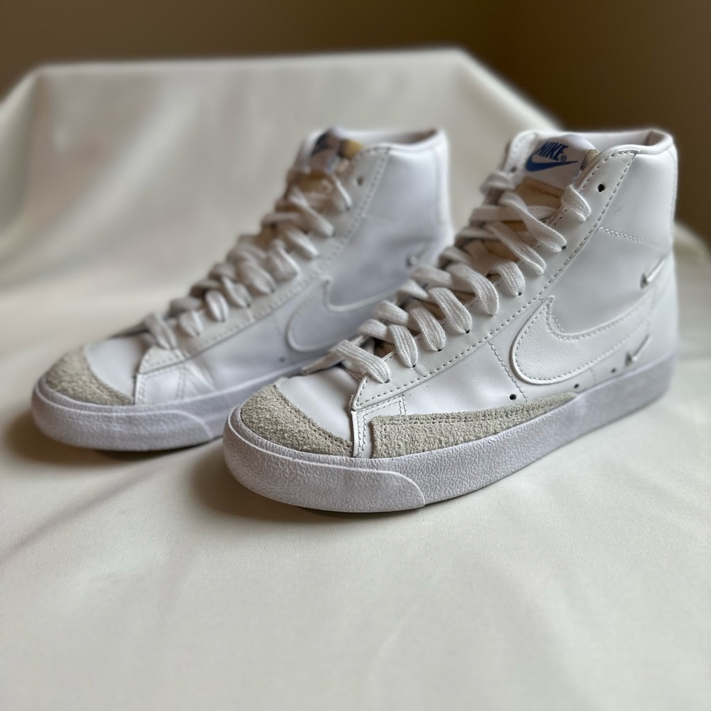 Nike Blazer Mid '77 sneaker in white leather with light grey suede
